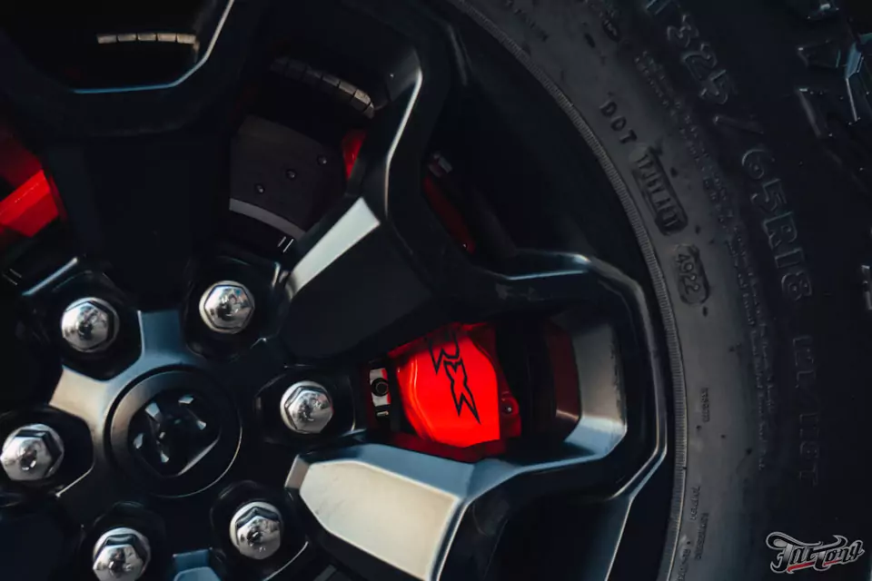 Подготовка RAM TRX для участия в MK Rally 2024: установка тормозной системы Brembo, окрас суппортов, оснащение кузова крышкой и дополнительной розеткой